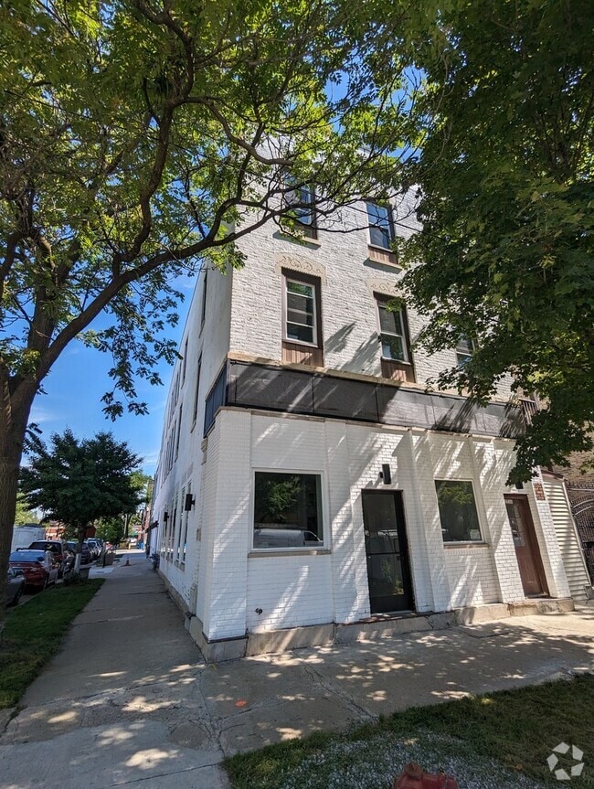 Building Photo - 1236 W Hubbard St Unit 2N Rental