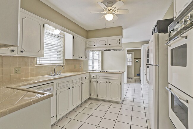 Photo - 1070 Curtin St