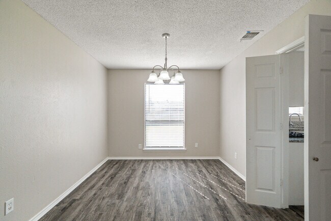 Photo - 3709 Bond St