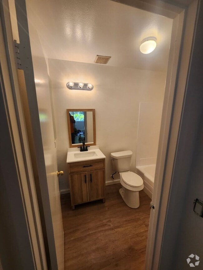 Building Photo - Newly Renovated 1BD Condo Available Soon! ...