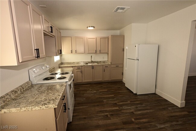 Building Photo - 1007 C St Unit 1 Rental