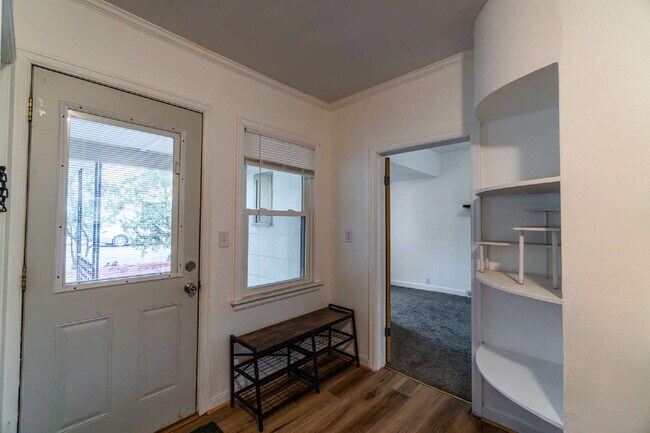 Updated 3-Bedroom Townhouse-Style Duplex with Modern Kitchen & Bath – Pets Welcome!