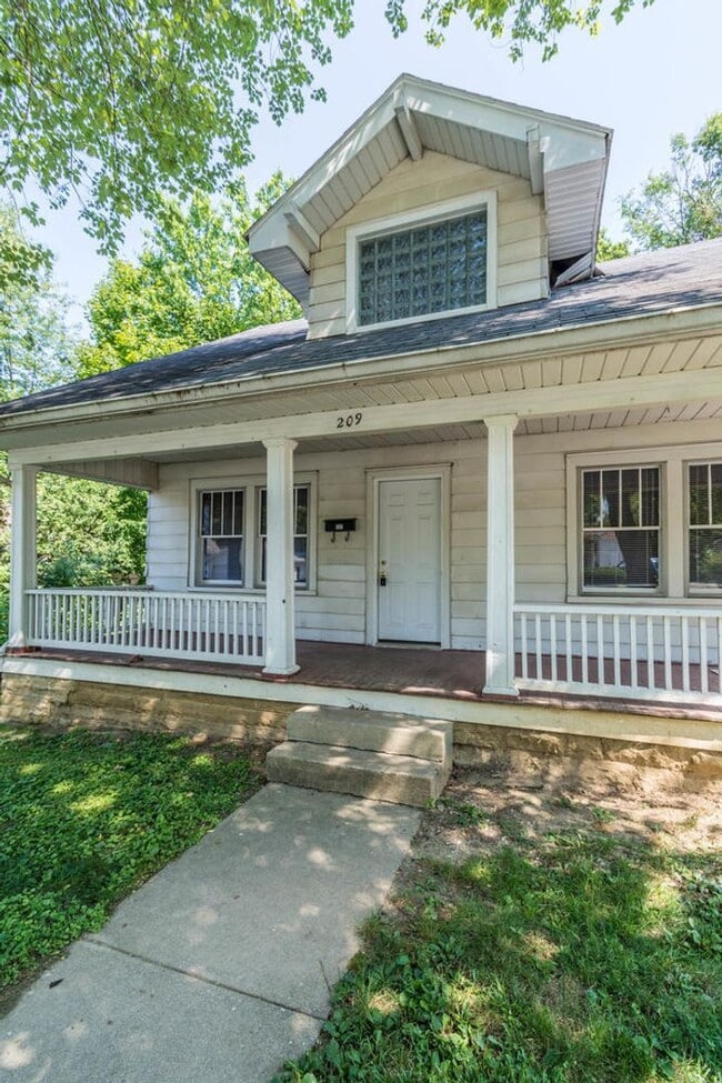 Photo - 209 E 12th St