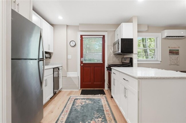 Photo - 826 Mentelle Dr NE
