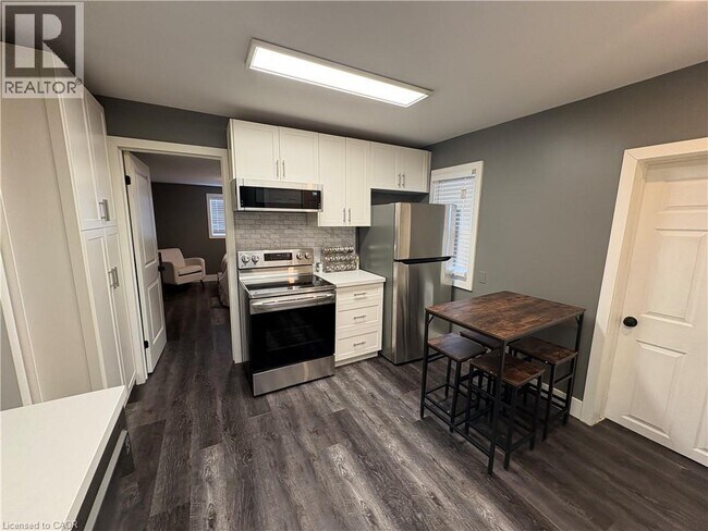 Photo - 212 Rosslyn Ave N