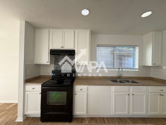 Photo - 9902 Hawksbill Peak