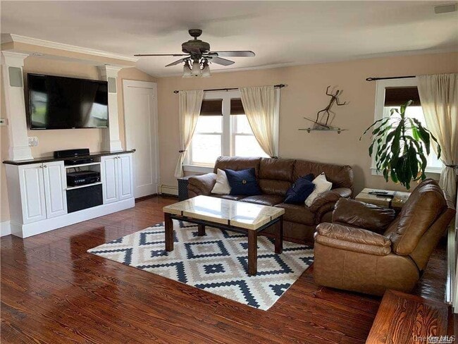 38 Clayton Ave Unit Upper