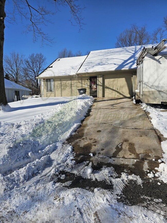 Building Photo - BLUE SPRINGS TOWNHOME!!!