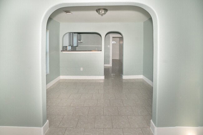 Photo - 4826 Bristol St