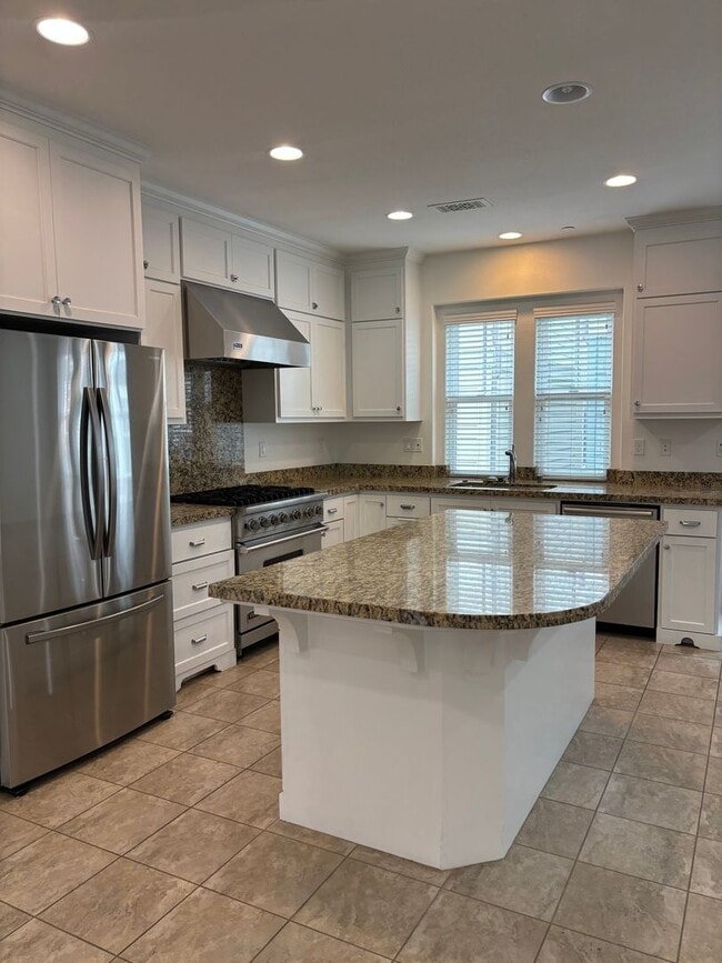 Building Photo - Pet Friendly 4 bed 3.5 bath home *AVAILABL...