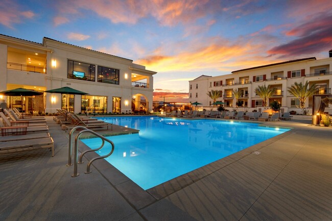 Atardecer junto a la piscina en Enclave Heritage Flats - Enclave Heritage Flats Apartamentos