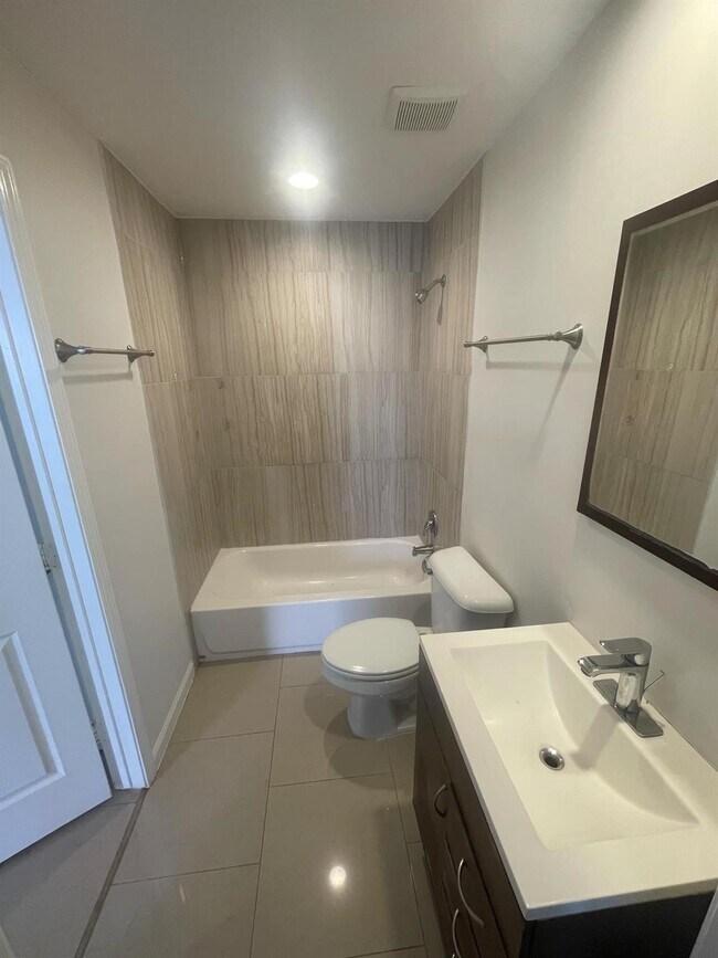 Building Photo - 2101 Bernardo De Galvez Ave Unit 2