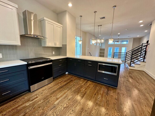 Building Photo - For Lease | 3 Bed, 2 Bath | 2,139 Sq Ft | ...