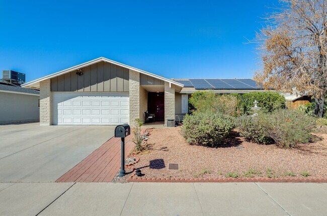 Building Photo - 4bed, 2bath Glendale home with a pool!