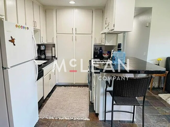Building Photo - Stylish 2-Bedroom Condo with Stunning View...
