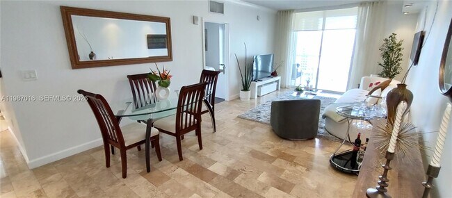 Photo - 170 SE 14th St Unidad 2805