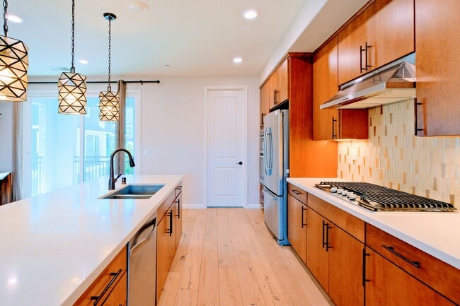 Photo - Beautiful end unit 4 bedroom condo in Dublin