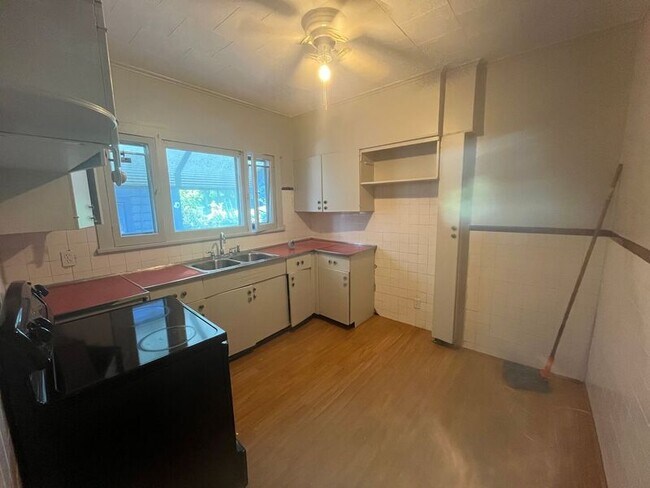 Photo - 1066 Bay St