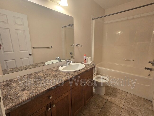 Photo - 598-598 Sutherland Ave