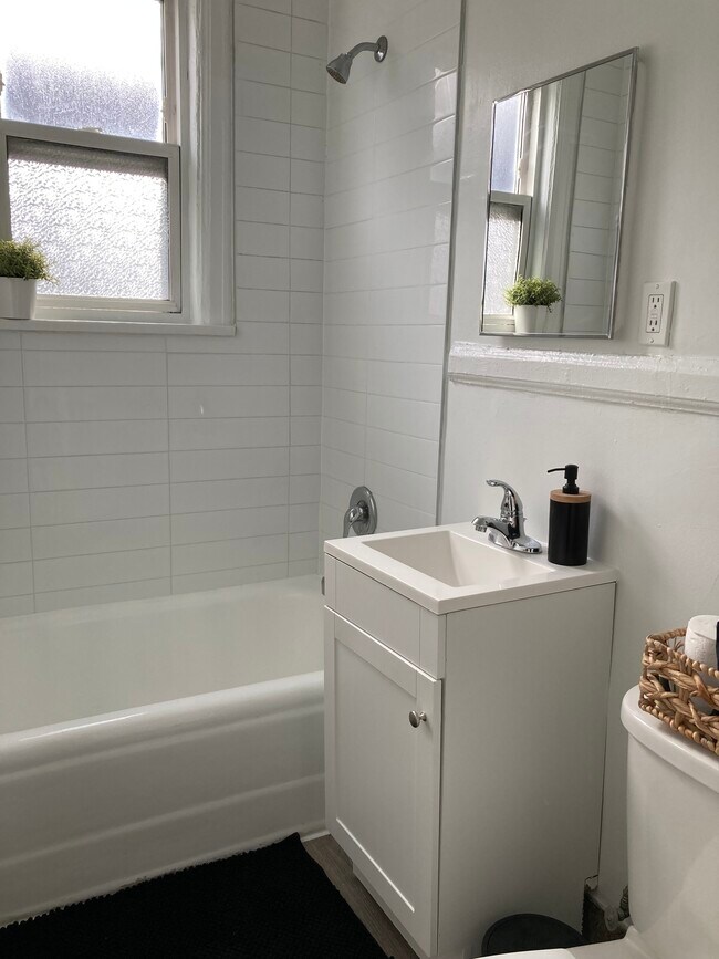 Photo - 1554-1574 Bathurst St