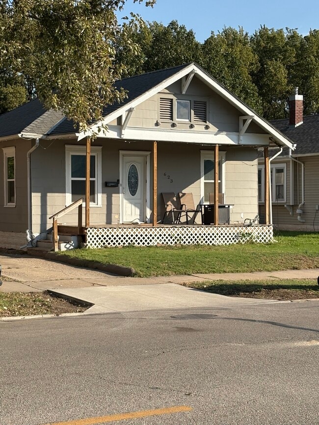 Building Photo - 623 E Ash St