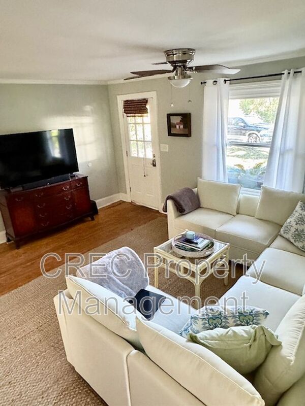 Photo - 2211 Ramsay St