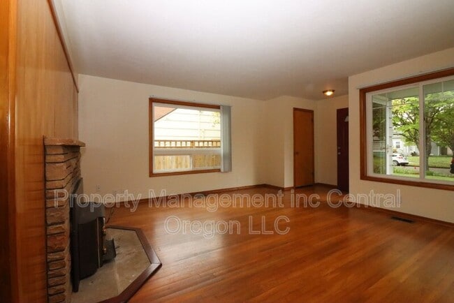 Photo - 1670 Yew St SE