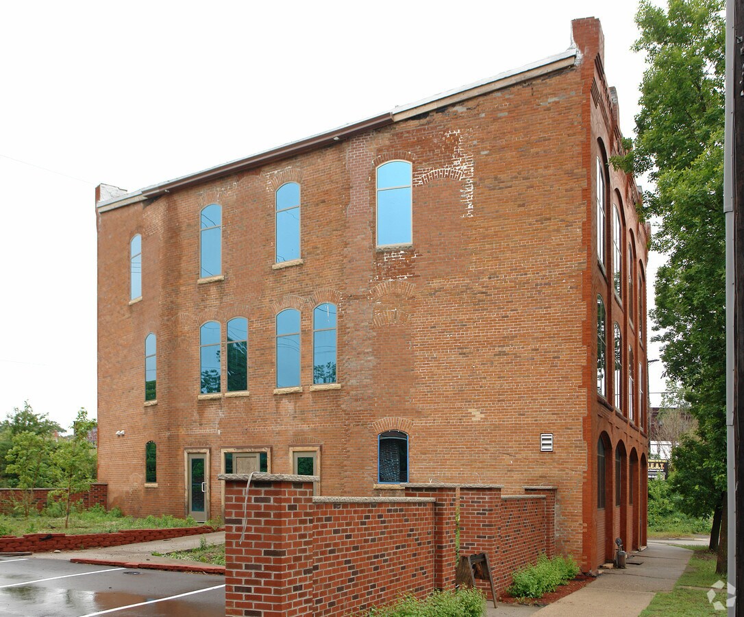 Photo - 1956 Feronia Ave