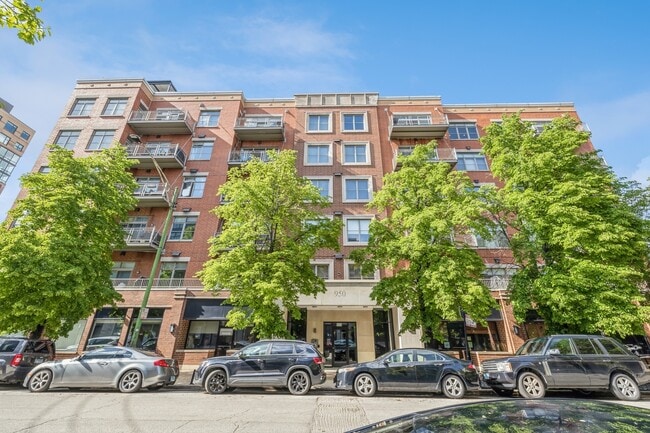 Building Photo - 950 W Huron St Unit 402