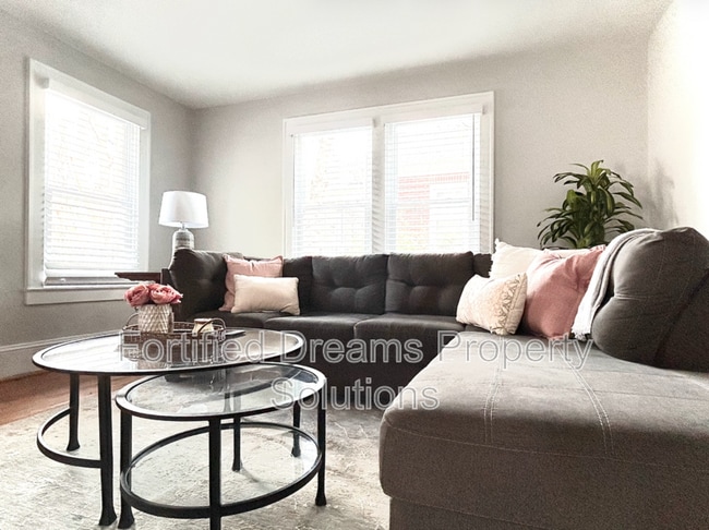 Photo - 2240 Queen St