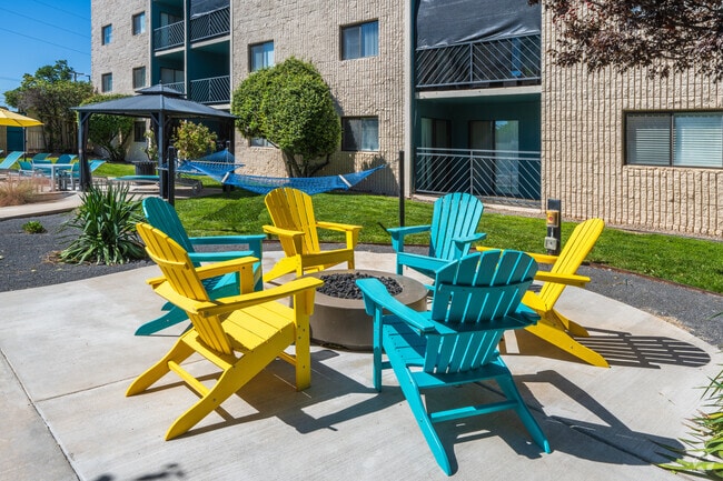 Glo Apartments Courtyard Fire Pit
