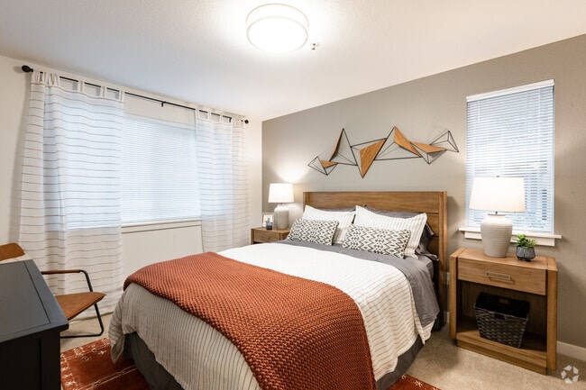 2BD, 2BA - 921SF