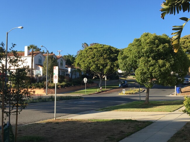 Building Photo - 1042 Pearl St Unit B