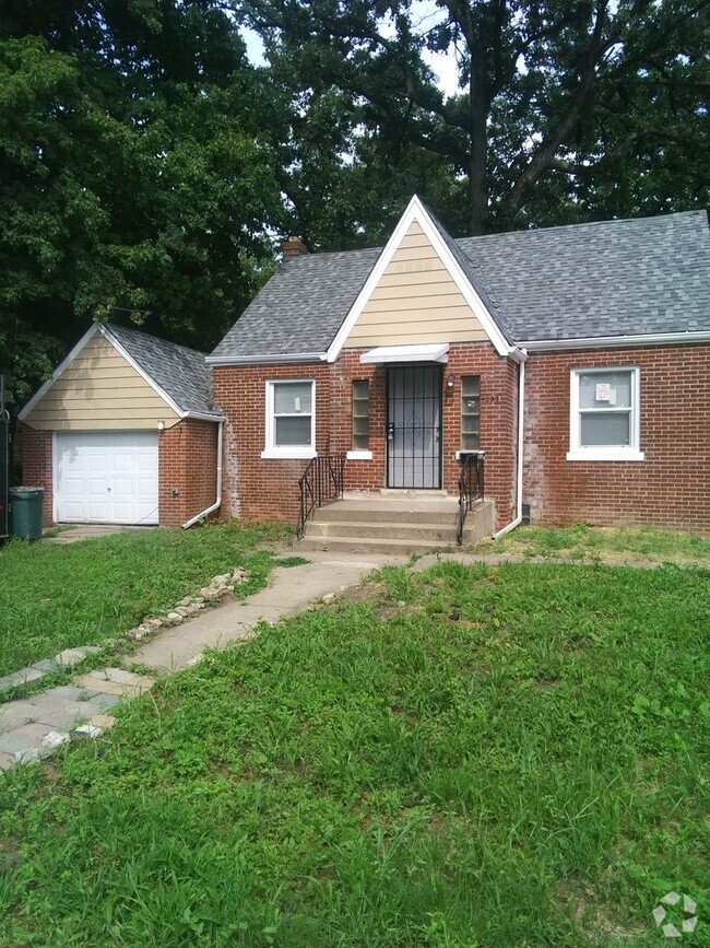 Building Photo - Large Home with Attached Garage