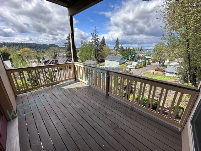 THE FIRST FULL MONTH'S RENT IS FREE! Charming 3-Bedroom Tri-Level Retreat in Estacada with Spacio...