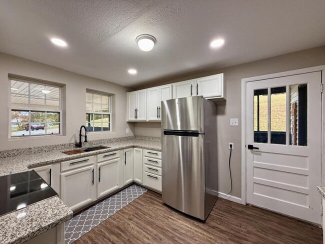 Photo - 11025-11107 107 Cutoff