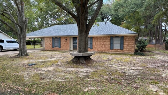 Photo - 105 Williamsburg Dr