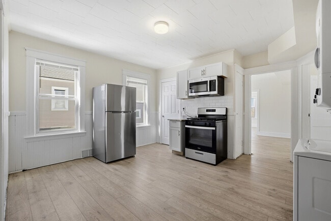 Building Photo - 12 Hillside St Unit 2