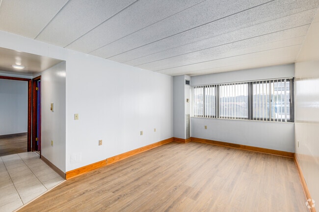 2BR, 2BA - 780SF - Living Room