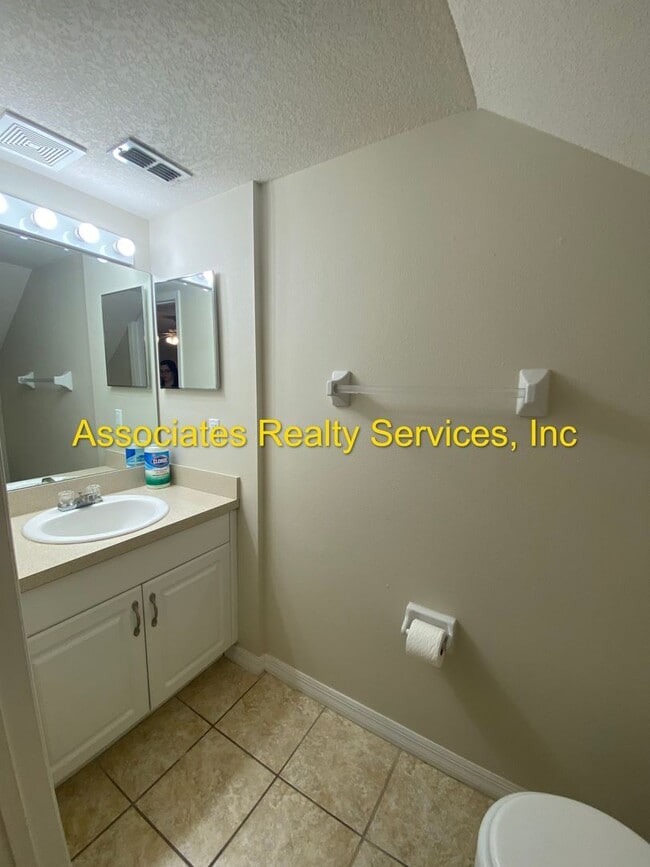 Photo - 2bed/2.5 bath condo in Hailey Gardens behind Butler Plaza! **NO PETS**