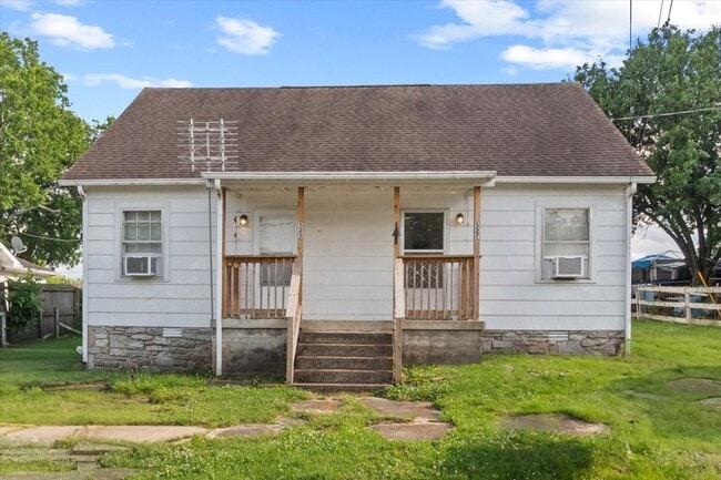 Building Photo - 525 Maple St