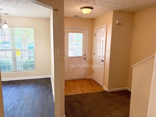 Photo - 1863 Grove Way