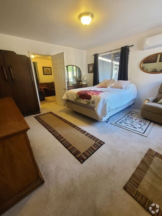 Building Photo - Great home in Dallas Unit #B