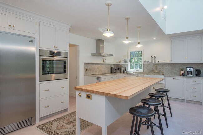 Photo - 210 Robinson Ln