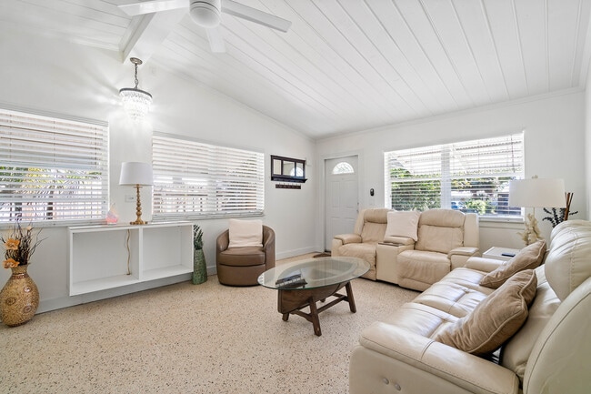 Photo - 321 Forsyth St