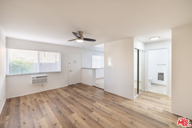 Photo - 5541 Newcastle Ave Unit 18