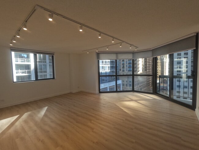 Photo - 33 W Delaware Pl Unit 11B