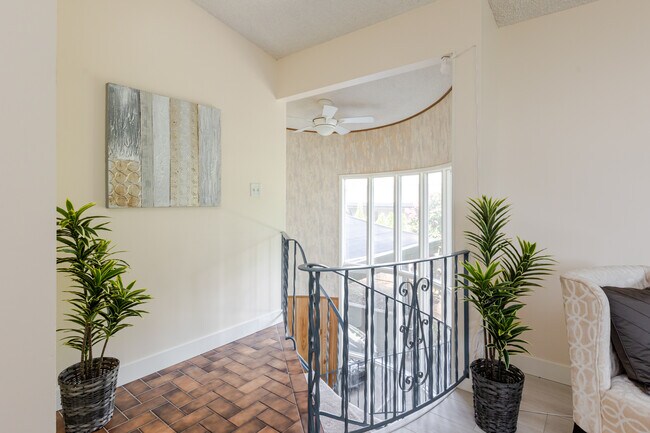 Photo - Spacious 5 Bed 2.5 Bath 2 Story Detached H... Unit House