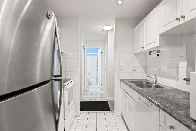 Photo - 1735-111 11 Ave SW