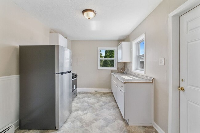 Building Photo - Coming Soon! Spacious 3 Bedroom home Locat...